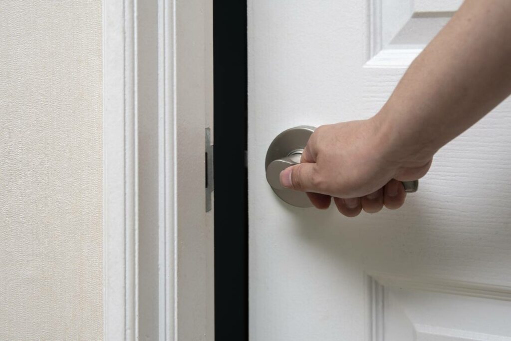 Comment ouvrir une porte de chambre sans clé ?